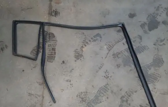 KIA Sportage Rubber seal rear door window/glass 