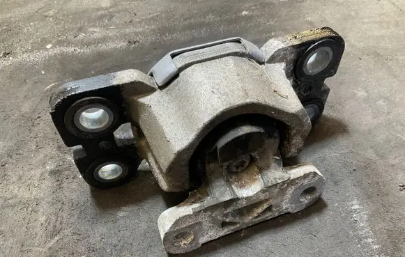 Volvo XC70 Engine mount bracket 6G927M121NF