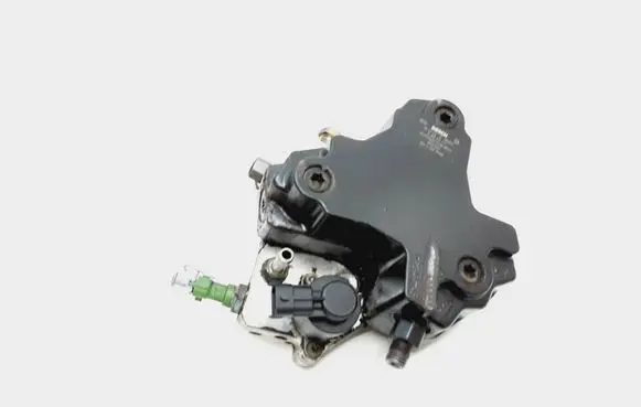 Volvo XC70 Fuel injection high pressure pump 8692521