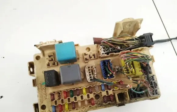 Toyota Avensis T250 Fuse box set 2120306011