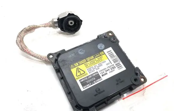 Toyota Avensis T270 Voltage converter/converter module 85967-51050