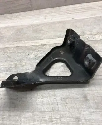 Volkswagen Tiguan Fender mounting bracket 5N0821136