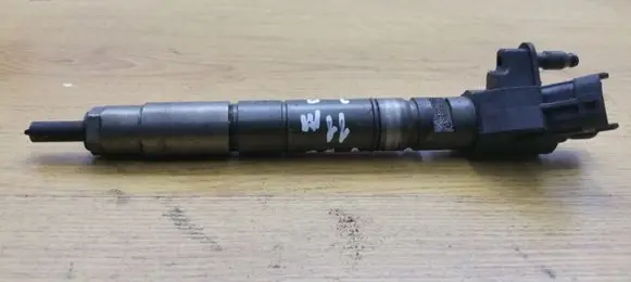 Volvo V60 Fuel injector 31303238