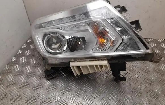 Nissan Navara D40 Headlight/headlamp W0898
