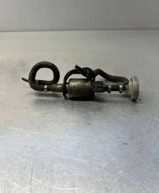 Volkswagen Touareg I Fuel pump bracket 30087A