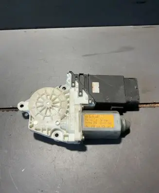 Volkswagen Golf IV Front door window regulator motor 1J1959801A 101422200