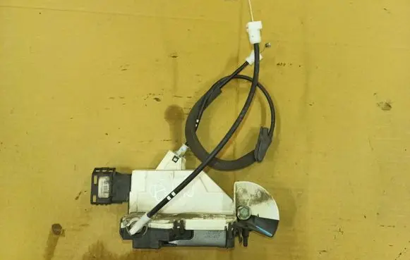 Peugeot 5008 Front door lock 825158