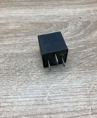 Volkswagen PASSAT B4 Other relay 357906381A