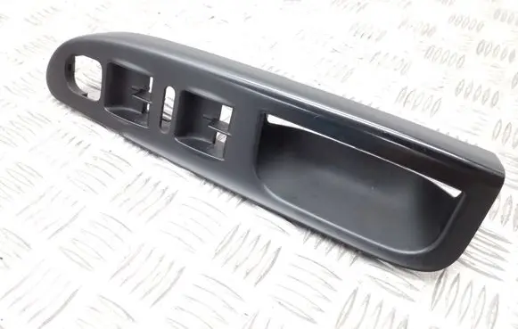 Volkswagen PASSAT B6 Front door window switch trim 3C1867171
