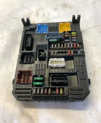 Opel Grandland X Fuse module 9819855580