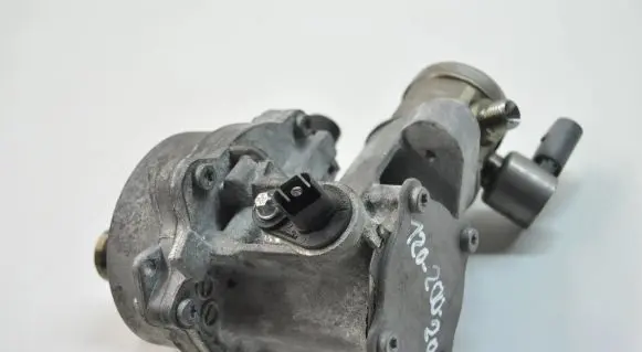 BMW 2 F22 F23 Fuel injection high pressure pump 7610761