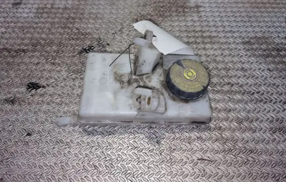 Brake fluid reservoir