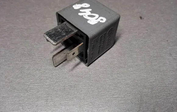 Volkswagen PASSAT B5.5 Other relay 8D0951253 V23134J52X300