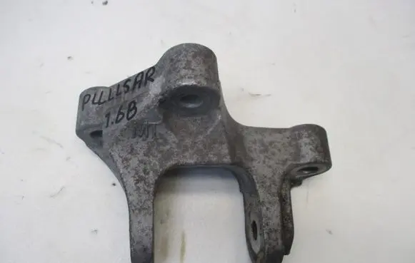Nissan Pulsar Engine mounting bracket