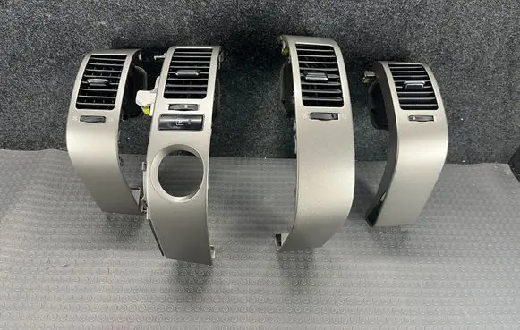 Toyota Prius (XW20) Dash center air vent grill
