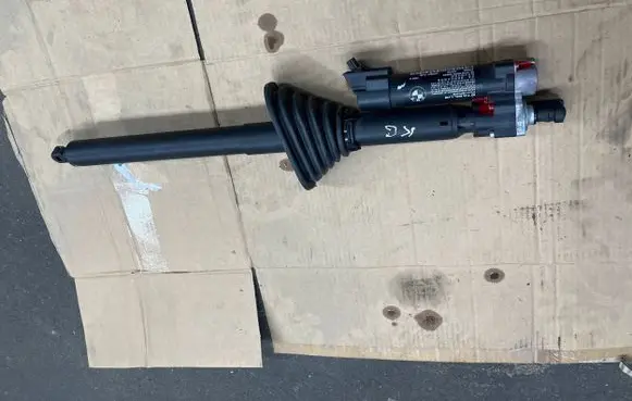 BMW 4 F36 Gran coupe Tailgate strut 7330627