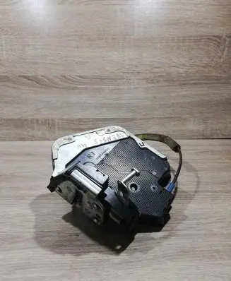 Toyota Avensis T250 Front door lock 6F0304