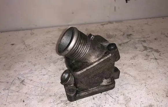 Volvo V70 Thermostat housing 863695