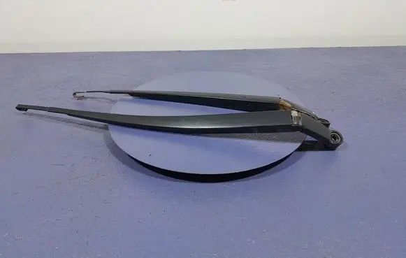 Toyota Prius (NHW20) Front wiper blade arm 