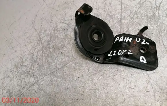 Nissan Primera Engine mounting bracket
