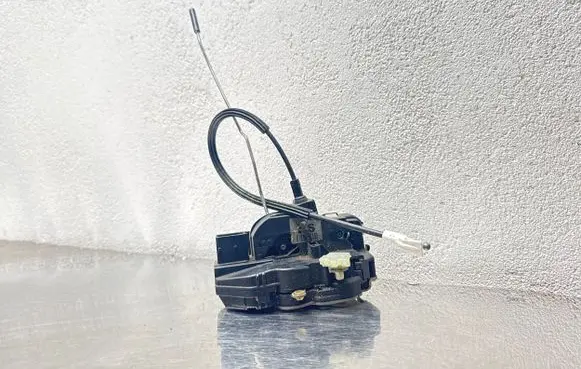 Opel Insignia A Front door lock 3023806 00512555