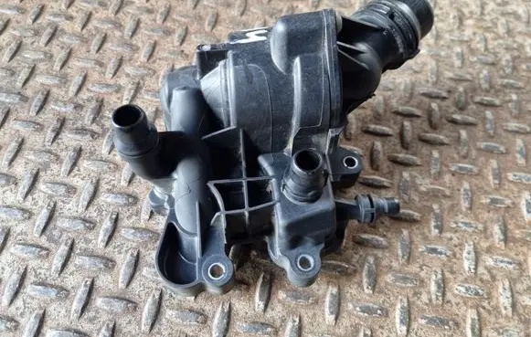 BMW 3 G20 G21 Thermostat housing 8581627