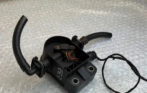 BMW 5 E39 Fuel filter bracket/mount holder 2248278