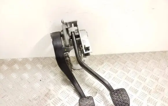 BMW 1 F20 F21 Pedal assembly 6860643 678711 72011121007