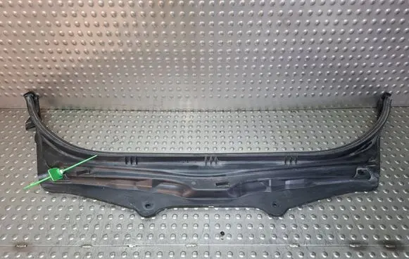 BMW 5 G30 G31 G38 Other engine bay part S18031059 7340207