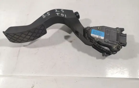 Volkswagen PASSAT B5 Accelerator throttle pedal 8D1723523G 6PV00777006