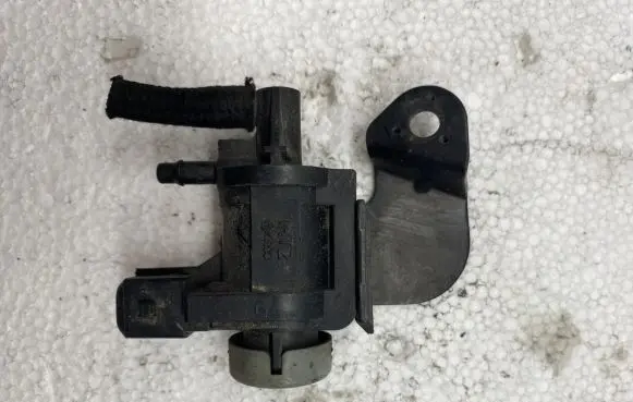 Volkswagen PASSAT B5 Engine mount vacuum valve 1J0906283A