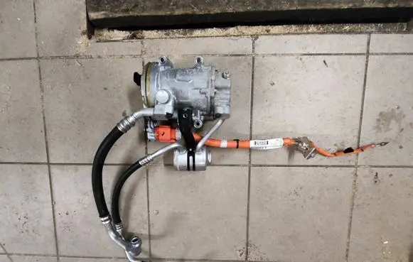 Nissan Leaf I (ZE0) Air conditioning (A/C) compressor (pump) 926005SA1A 0424000510 07C02955