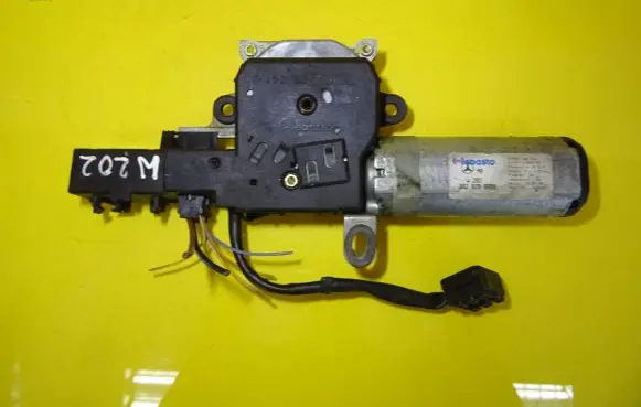 Mercedes-Benz C W202 Sunroof motor/actuator 2028210651 0390201608