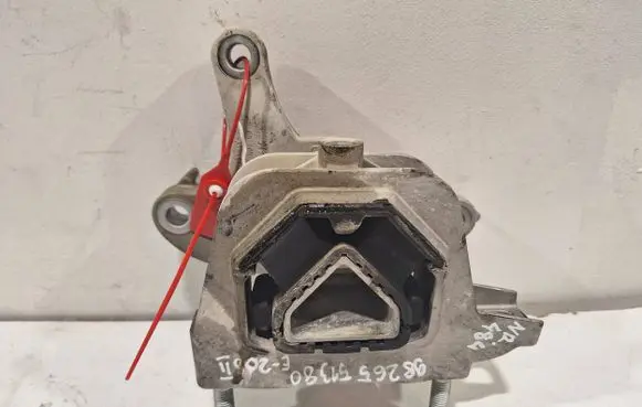 Peugeot 208 Engine mount bracket 9826551380