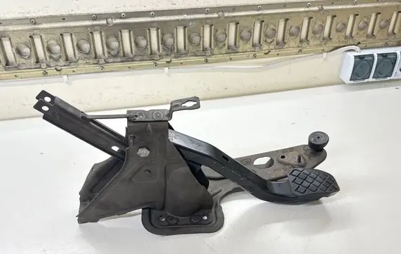 Volkswagen Transporter - Caravelle T5 Brake pedal 7H1721057B 7H1721143