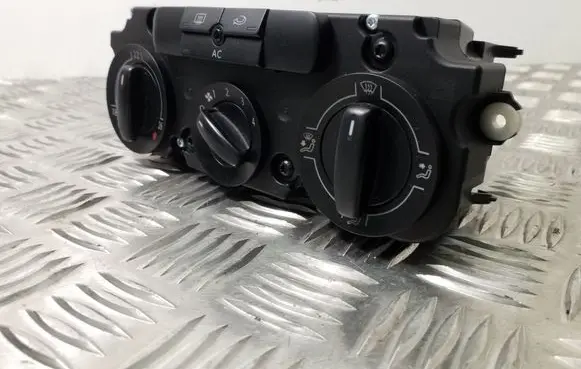 Volkswagen Golf Plus Climate control unit 5M2820045A