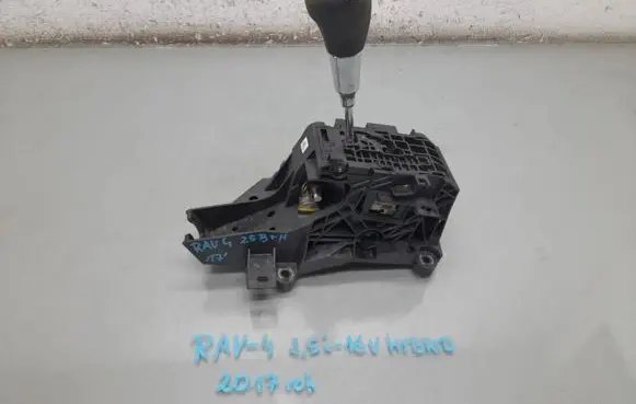 Toyota RAV 4 (XA40) Gear selector/shifter in gearbox 75C996