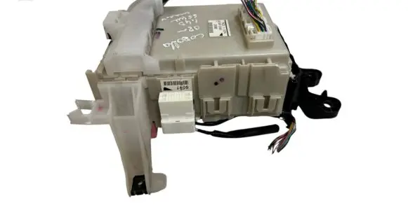 Toyota Corolla E120 E130 Fuse module 8273012380 0100 7K231474