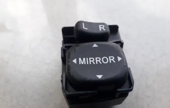 Toyota Yaris Wing mirror switch 183574