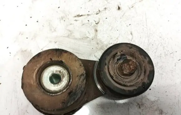 Hyundai ix35 Generator/alternator belt tensioner 252812f001