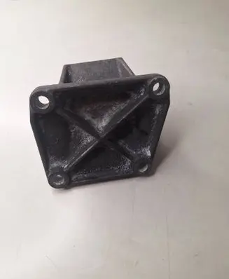 Engine mounting bracket