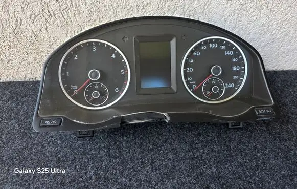 Volkswagen Tiguan Speedometer (instrument cluster) 5N0920873A