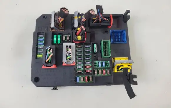 Peugeot 308 Central body control module 9806687880