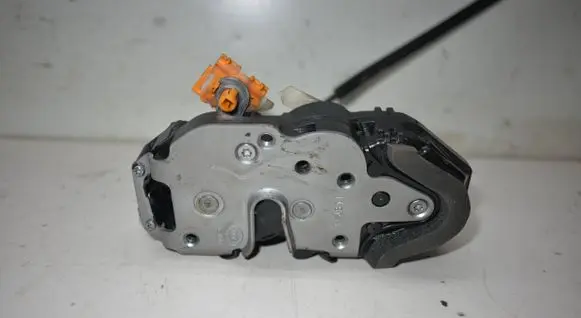 Opel Mokka Front door lock
