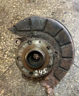 Volkswagen Golf V Front wheel hub