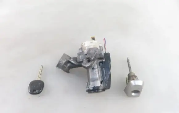 Toyota Corolla Verso E121 Ignition lock 8978313010