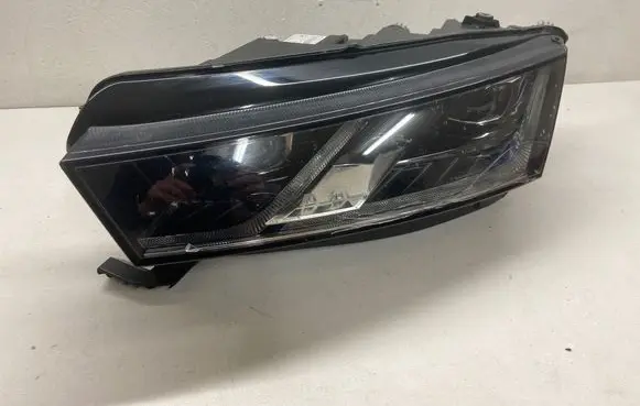 Skoda Octavia Mk4 Headlight/headlamp 5E4941015A 030111823300 LE18A6419