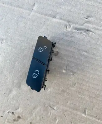 Mercedes-Benz C W204 Central locking switch button A2048706310 03151600