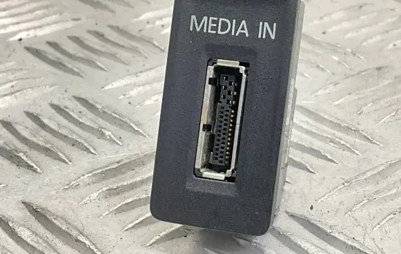 Volkswagen Golf VII USB socket connector 5G0035222A 5Q0035736