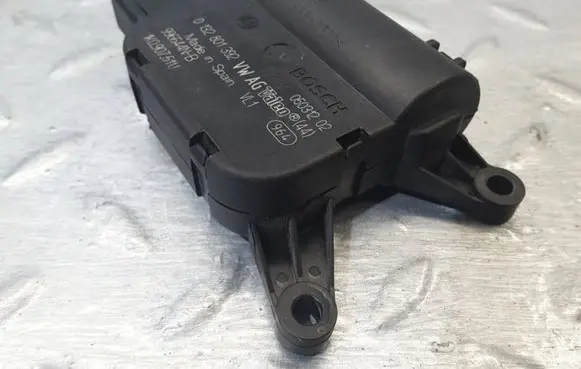 Volkswagen Jetta VI Air flap motor/actuator 0132801392 1K0907511J 996644NB